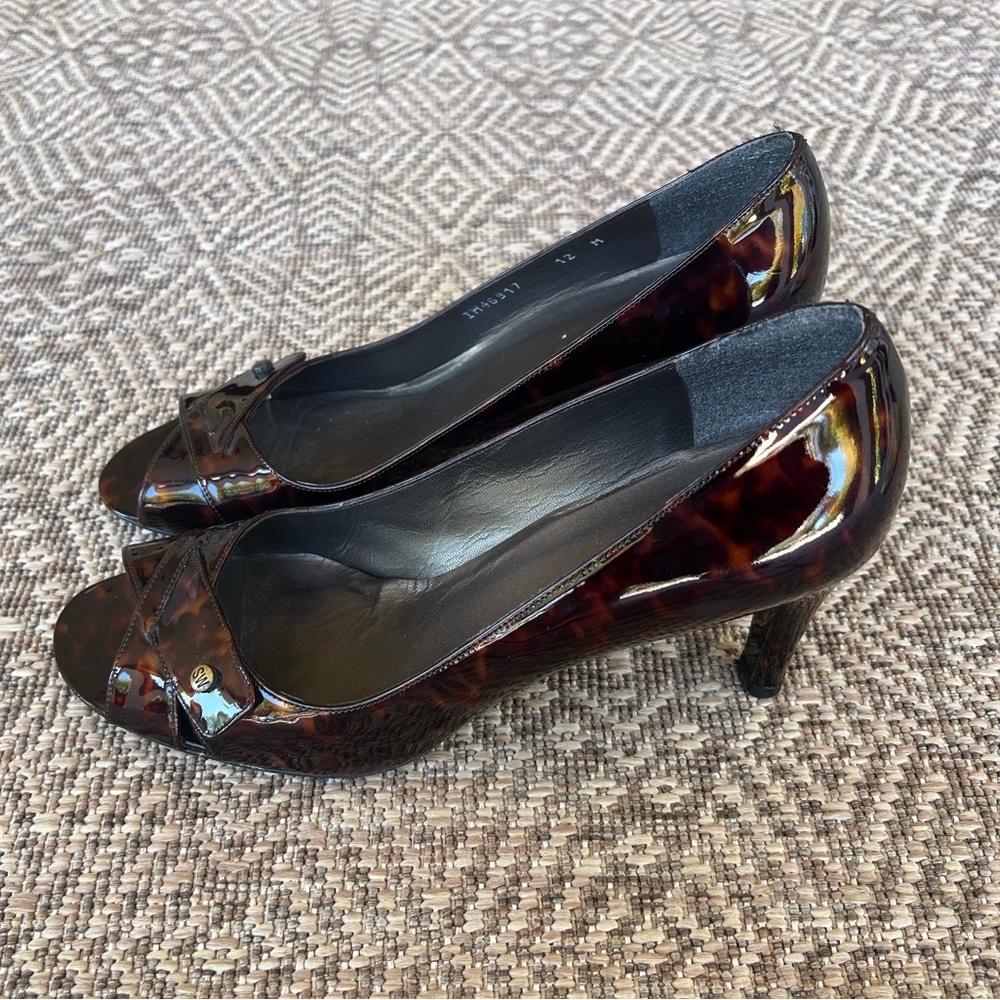 Stuart Weitzman Tortoise Brown‎ Shashay Peep Toe Pump Patent Leather Heels SZ 12